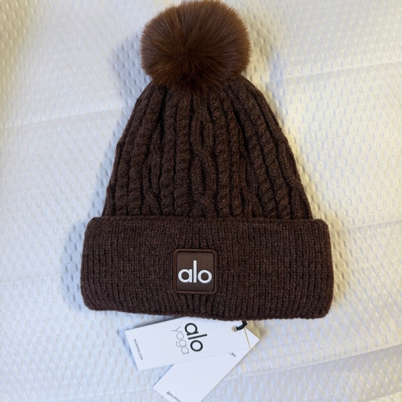AUTHENTIC WOMEN’S ALO YOGA CHOCOLATE BROWN CABLE KNIT BEANIE WITH POM POM LUXURY - Picture 3 of 5